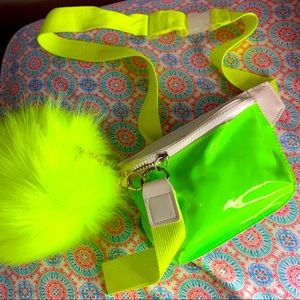 Fanny pack with pluffy accessorie